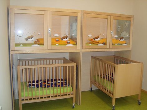 vier Babybetten aus Holz