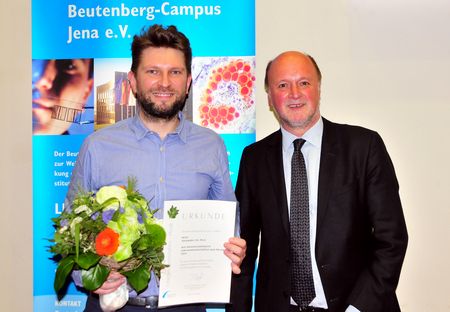 Dr. Alessandro Ori wurde am 16. Mai 2019 als bester Nachwuchswissenschaftler mit dem Wissenschaftspreis „Lebenswissenschaften und Physik“ des Beutenberg-Campus Jena e.V. durch den Vorstandsvorsitzenden, Prof. Dr. Peter Zipfel, ausgezeichnet. (Foto: FLI / Kerstin Wagner)