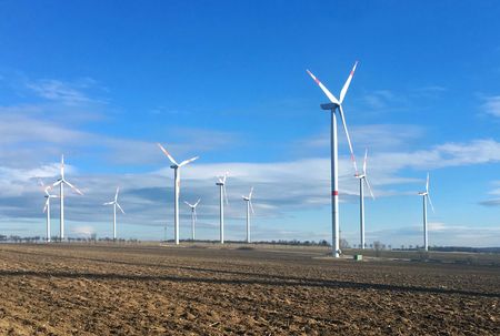 Windturbinen werden mehr und größer. Auch deshalb ist ihr Anteil an der Stromerzeugung in Deutschland bis 2014 auf 9,1 Prozent gestiegen – das entsprach 58,9 Terawattstunden. Windturbinen bei Coppanz, Thüringen (© Axel Kleidon)