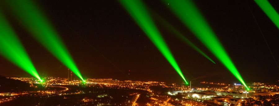Laser über einer erleuchteten Stadt