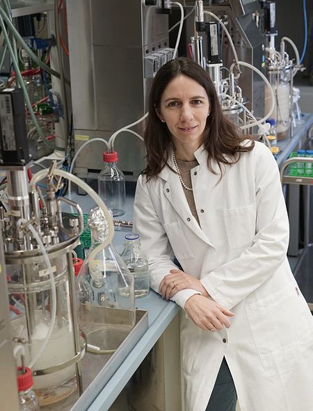 Miriam Agler-Rosenbaum hat den Lehrstuhl Synthetische Biotechnologe an der Universität Jena inne und leitet das Biotechnikum des Leibniz-HKI. Quelle: Jan-Peter Kasper, FSU Jena